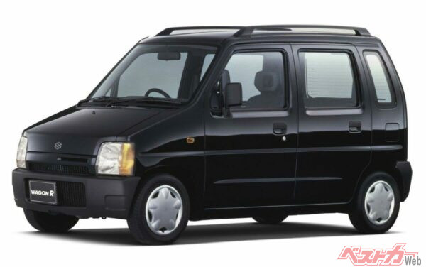 1993年9月にデビューした初代ワゴンR。背の低いモデルが主流だった当時の軽自動車界に、トールワゴンという革命的な提案をしたのがワゴンRだった