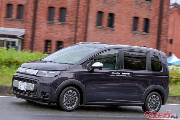 モーター駆動のe:HEVの軽快な走りが気持ちいい。ハンドリングも評価が高い