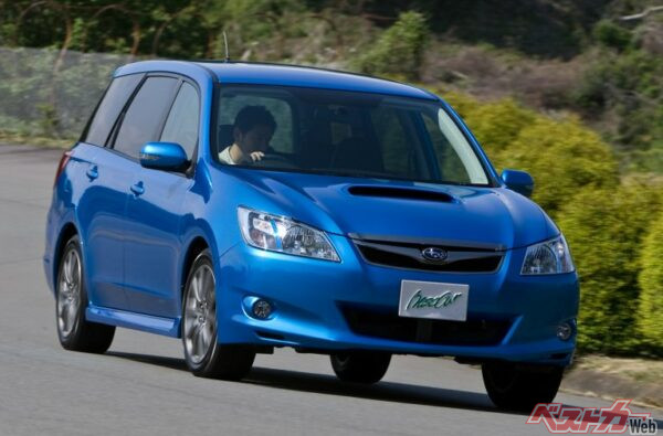 エクシーガはインプレッサをベースとした7人乗りのステーションワゴン。着座位置が徐々に高くなるシアターシートレイアウトのおかげで3列のどこに乗っても見晴らしがよかった