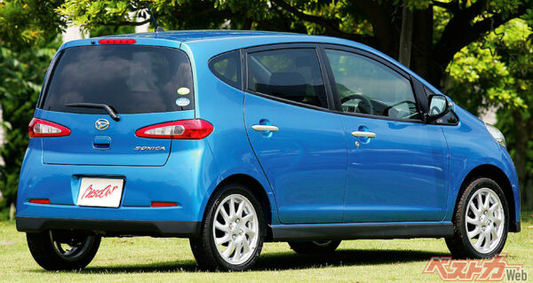 リアビュー。全高1470mmにまとめられた外観は、10年前のものとは思えないスマートさを持つ