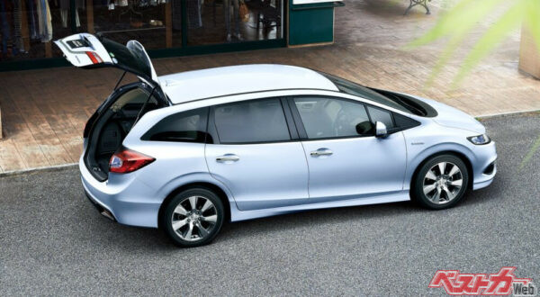 荷室は3列目使用時でも90Lの容量を確保。3列目シートが床下に格納できるのをはじめ、全席左右独立して折り畳むことができる