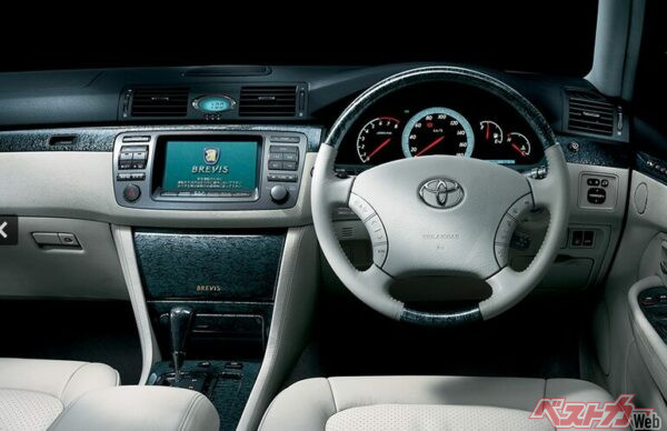 プログレと並んでブレビスの内装は豪華で質感の高さが光っていた