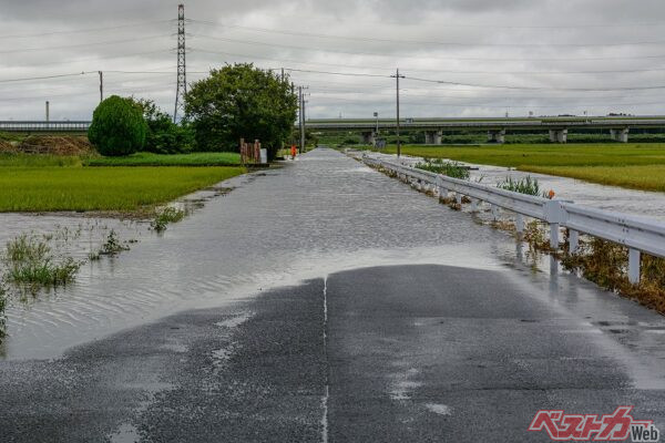 前走車が走り抜けたからといって、自車が走り抜けることができるとは限らない。クルマの形状や水の流れによって、想定外の事態になることも。走る際はとにかく慎重に!!（PHOTO：Adobe Stock_Hiroshi Tsuchiya）