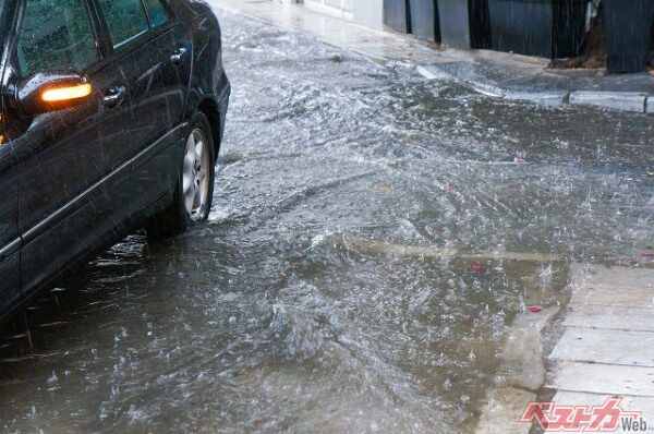 どうしても走り抜ける必要がある場合には「ゆっくりと進む」こと。波を立てないよう、ごく低速でゆっくり一定の速度で進むことを心がけて（PHOTO：Adobe Stock_KTK Creatives）