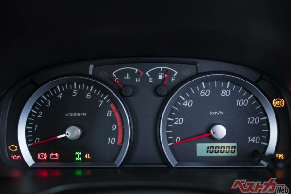 クルマは想像以上に水溜りに弱く、洪水などが起きた際にクルマが浸かると大きなダメージを追う（Adobe Stock@masahiro）