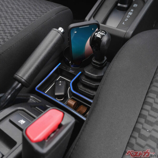 ドリンクホルダーはスマホ置き場にすることもできる。