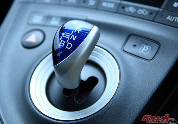 ハイブリッド車の場合、Nレンジでは回生充電がされないというデメリットも