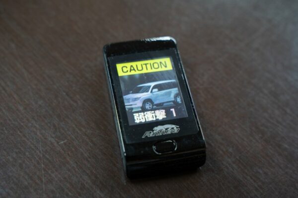 パンテーラZシリーズのフルカラータッチパネル液晶アンサーバックリモコン。衝撃（弱・強）を感知するとオーナーのリモコンに即座に通知が来る