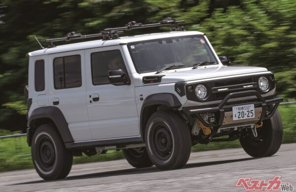 今回登場するカスタマイズの施されたノマドは、ジムニーショップ「APIO」より拝借したデモカーだ!