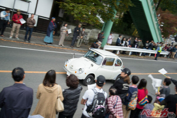 速さを競うのではなく、桐生近郊を走りその土地の魅力を味わうスポットラリー。クラシックカーが走っているだけで興奮モノだ