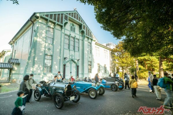 会場ではクルマだけでなく物販や飲食店、イベントなども目白押し