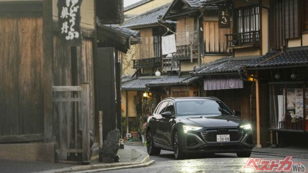 京都の街を入るAudi Q8 e-tron。2024年にはデュシタニ京都での3日間の宿泊券付きAudi Q8 e-tronモニター試乗キャンペーンが行われた