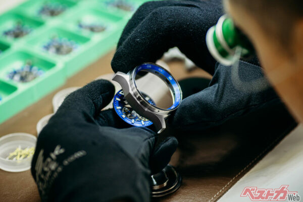 職人による手組はまさにレーシングマシンさながら