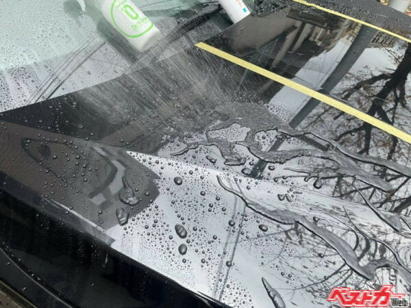 撥水タイプボディコーティング剤。水をかけると、水玉になって気持ちよく流れていく