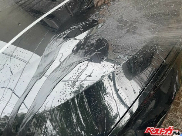 親水タイプのガラス系コーティング剤。コロコロと水を弾く撥水タイプと違い、水玉ができす、水が写真のようにまとまって流れ落ちる