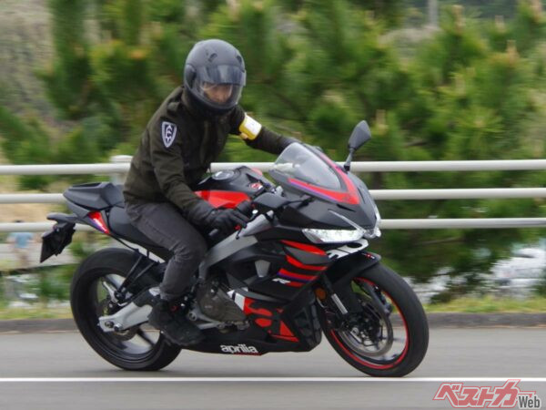 アプリリア新型「RS457」試乗！ まさに「乗りやすさ＝楽しさ」を体現するスポーツバイクだ【元バイク販売店営業インプレ】