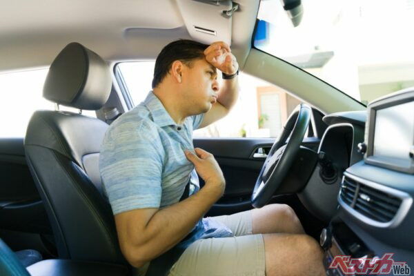 長時間駐車した後の車内空間はまさに悪魔的な暑さ…車内でも水分補給を怠らずに!!(AntonioDiaz@AdobeStock)