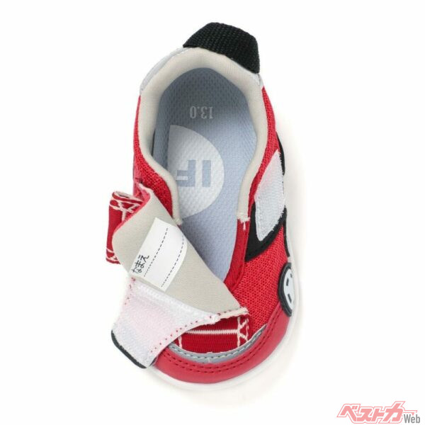 靴のタンを巻き込んでしまうといったユーザーの声をもとに誕生した、タンとベルトが一体となった「ifme patto（イフミーパット）」