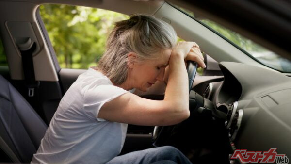 真夏のドライブにエアコンは必須。でも昨今のガソリン価格的に燃費低くなるのはきつい……（Yuliia@AdobeStock）