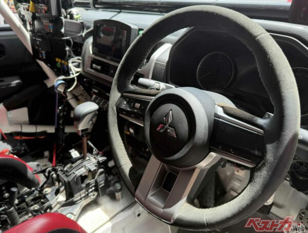 小出選手が駆るトライトンのステアリングは純正品。他の2台はモモ製となる。三菱の市販車に装着されるパドルシフトはほとんどがコラムに設置されるが社外品のためスポークの裏側に装着