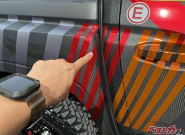 ウェザーストリップはもともと純正でこうだったのでは、と思わせるほど自然な感じで装着されていた