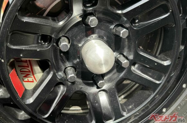 センターキャップ風のガイドラインは、ラリーの知見が生きている代物。しかもカッコいいというのも個人的に◎