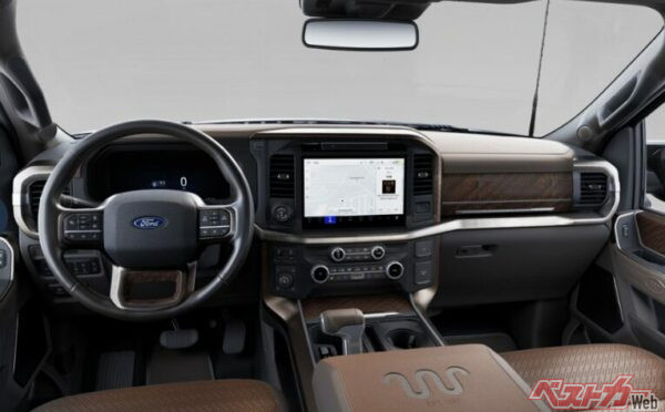 フォードF-150スーパークルー・キングランチのコクピット。トランスミッションは10速AT