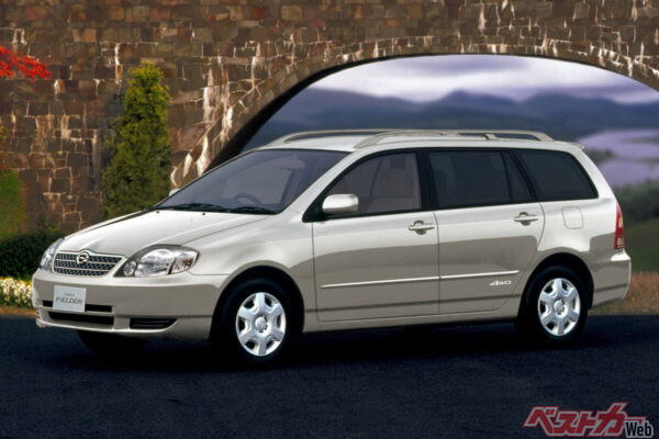 トヨタ 初代カローラ フィールダー。現在のカローラツーリングへとつながる、スポーティカジュアル路線は、ここからスタートした