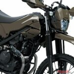 【新車】カワサキの国防系デュアルパーパス！ ワイルドな雰囲気の「KLX230 DF」国内登場
