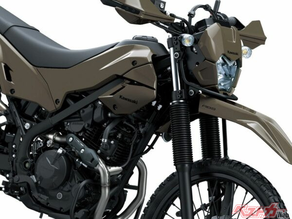 【新車】カワサキの国防系デュアルパーパス！ ワイルドな雰囲気の「KLX230 DF」国内登場