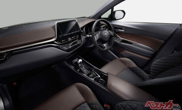 スイッチ類のダイヤモンド形状は、使用頻度の高いスイッチの区分けになっており、識別性を高め、視線移動を少なくして運転に集中できる工夫を備えた実用的なモノ