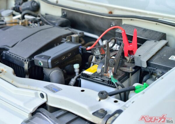 夏場に多いバッテリー上がり。そこに現れた救世主とは!?（kagonma@AdobeStock）