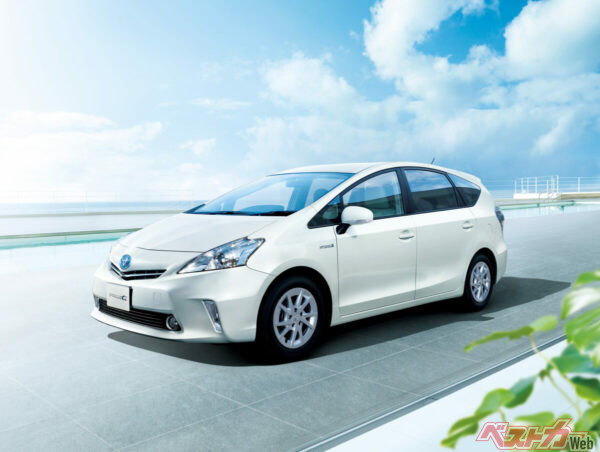 トヨタ プリウスα。バネ上制振制御が世に広まったのは、初代プリウスαの登場時だ