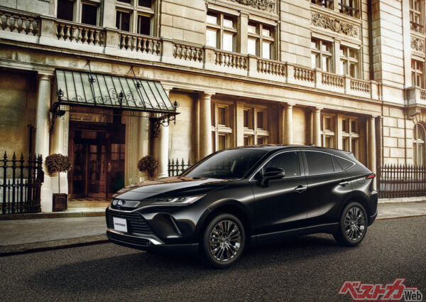 トヨタ ハリアー。特に車体が重く、重心の高いミニバンやSUVでは、この制御の有り無しで乗り心地や車酔いのしやすさが大きく変わってくる