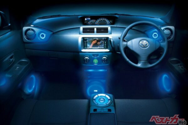 光る! 鳴る! フロントシート側だけこれだけのスピーカー数