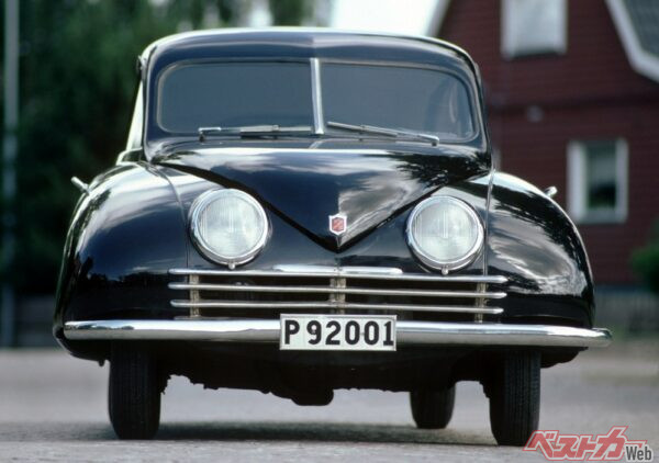 まるでゴキブリが走り回っているかのような姿から名づけられてしまったサーブ92だが、空力を追求したボディ、特に後ろ姿はとても美しい。（写真は1947年の試作車）