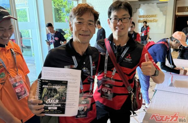 ドライバーズブリーフィング開始直前のドライバーの小出一登選手とコ・ドライバー千葉栄二選手