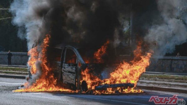 2025年8月6日午後、札幌市中央区のドラッグストア駐車場で、停車中のクルマが爆発。過去にも、冷却スプレーを使用後に爆発事故が発生していた（Denis Chubchenko＠Adobestock）