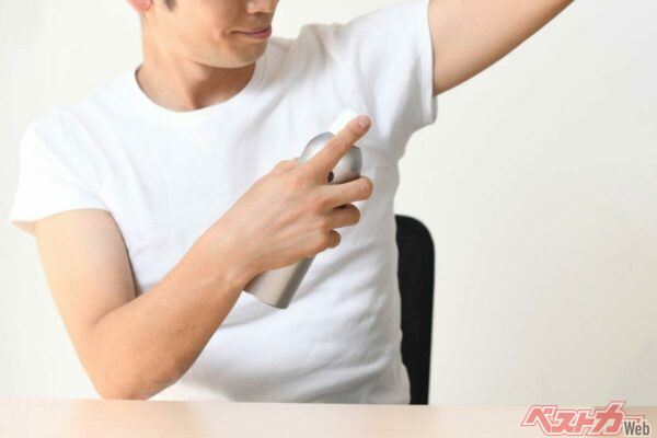 清涼感を与えてくれるデオドラントスプレーや冷却スプレーだが、薬剤を吹き出すための噴射剤に可燃性ガスが使用されている（oumaru＠Adobestock）