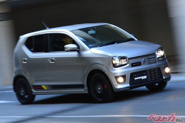 スズキ アルトワークス（8代目ベース・2015年登場）658ccの直3ターボエンジンは最高出力64ps、最大トルク10.2kgmを発揮。専用開発の5MTも設定される