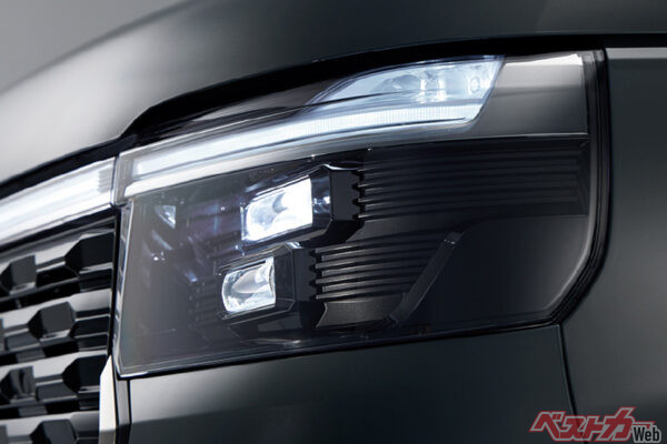 「エクステリアの灯火類がフルLEDなのは魅力的」と徳田悠眞氏。流行の一文字ランプも採用し先進感を表現