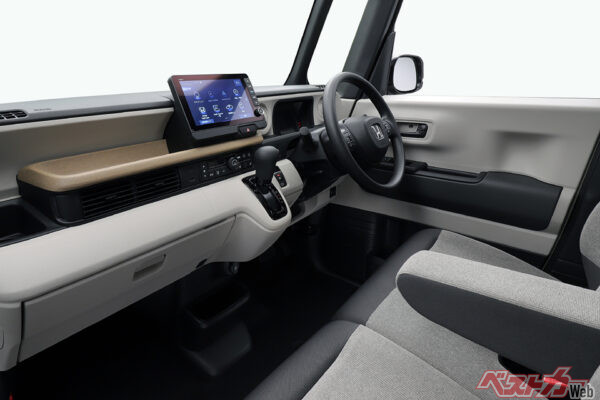 プレーンすぎるインテリアに不満を持つ徳田氏。運転支援機能のさらなる進化にも期待