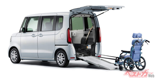 清水草一氏が介護車両を選ぶにあたってN-BOXと迷い、結果タントを購入した理由のひとつは「オシャレな2トーンカラーがある」こと。写真のN-BOXスロープには2トーンの設定はない