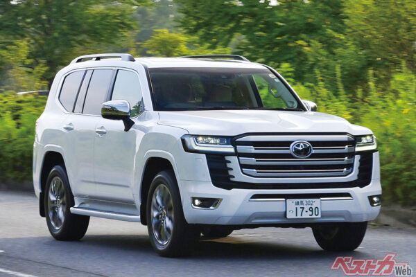 日本が世界に誇る本格派クロスカントリーSUVのランクル300が第1位。ガソリン、ディーゼルともにV6だ
