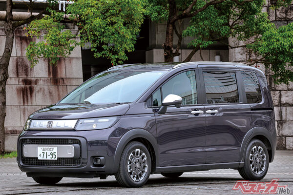 第1位は合計43点を獲得したホンダ フリードクロスター。5人が8点以上、飯田氏は10点と高く評価されていた