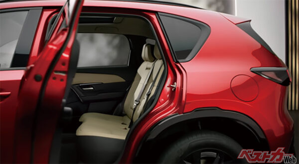 後席開口部を後方まで拡大。足元のスカッフプレート平面部を拡幅し乗降性を向上させた