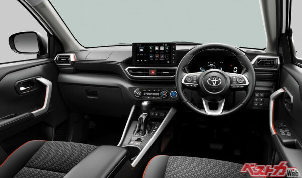 ライズハイブリッドZグレードの内装。先進的なデジタルメーターなどはないが、スイッチやディスプレイなどのレイアウトが上手くまとめられており、使いやすいコクピットだ