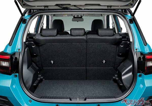 荷室長755mm、荷室幅1000mm、荷室高865mm、荷室容量369LとコンパクトSUVクラスではトップレベルの大容量を誇る。2段可動式のデッキボードや後席を倒してフラットなスペースにすることで、多様な荷物に対応