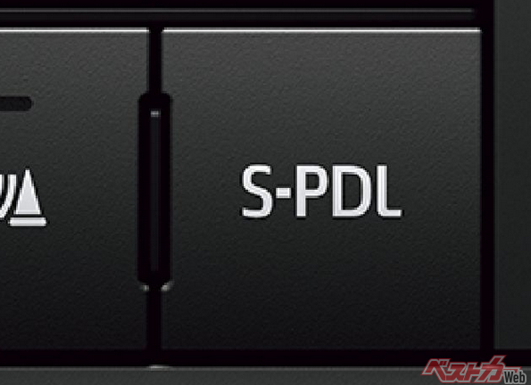 Sペダルはアクセルペダルだけで加減速をコントロールできるシステム。アクセルを離すと減速し、ブレーキランプが点灯