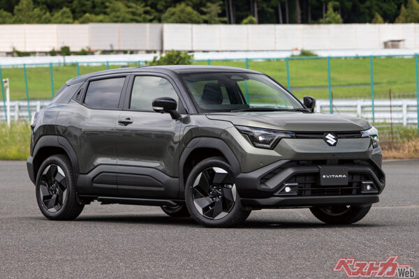 ロングホイールベースと四隅に踏ん張るタイヤをベースに、力強さとひと目でスズキとわかるデザインを目指した。足元は樹脂ガーニッシュ付きアルミホイールを採用している